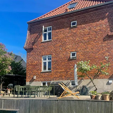 Two-family House With Garden Close To Feriehus København
